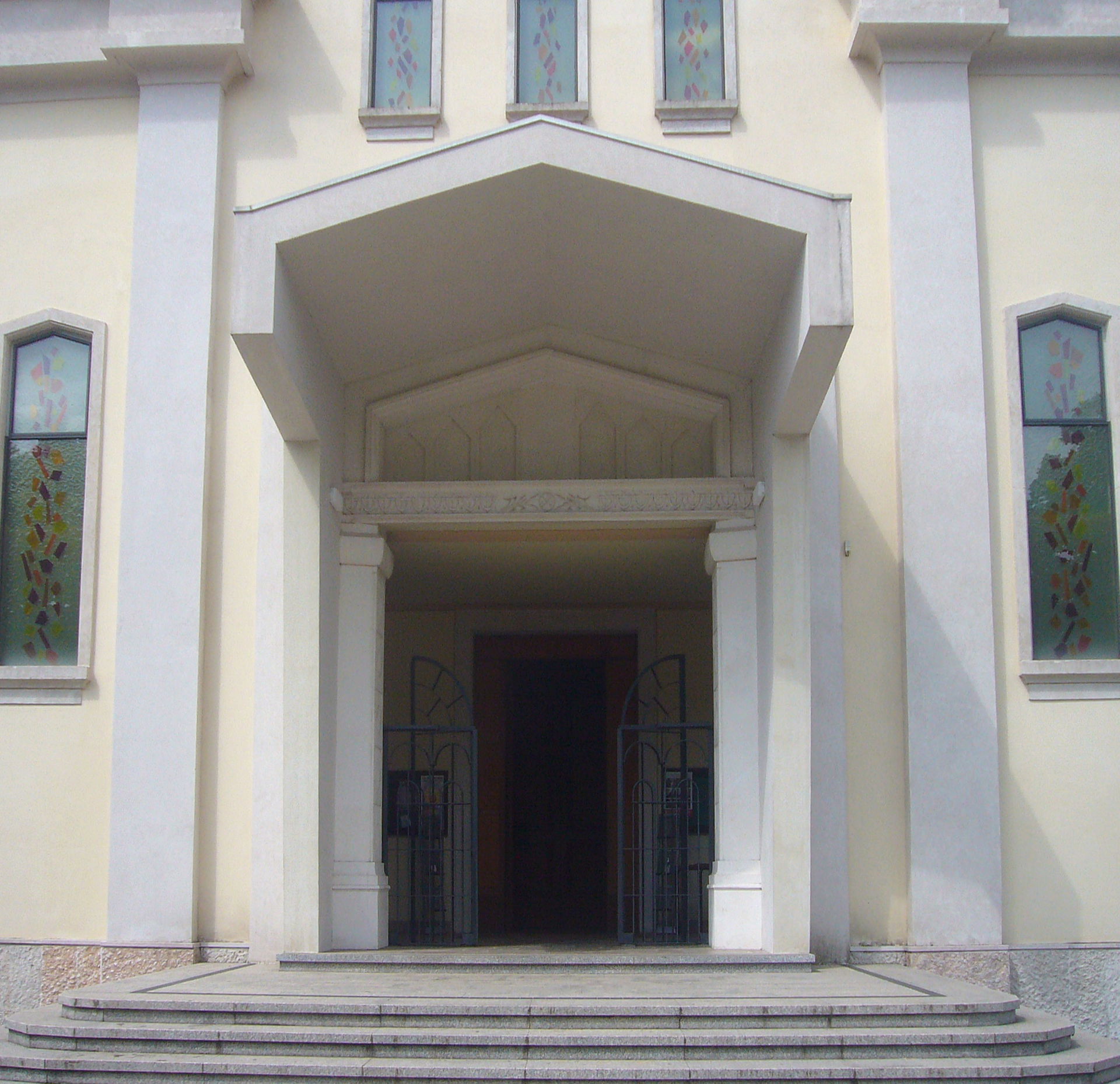Il portale d'ingresso della chiesa del Santissimo Redentore ad …