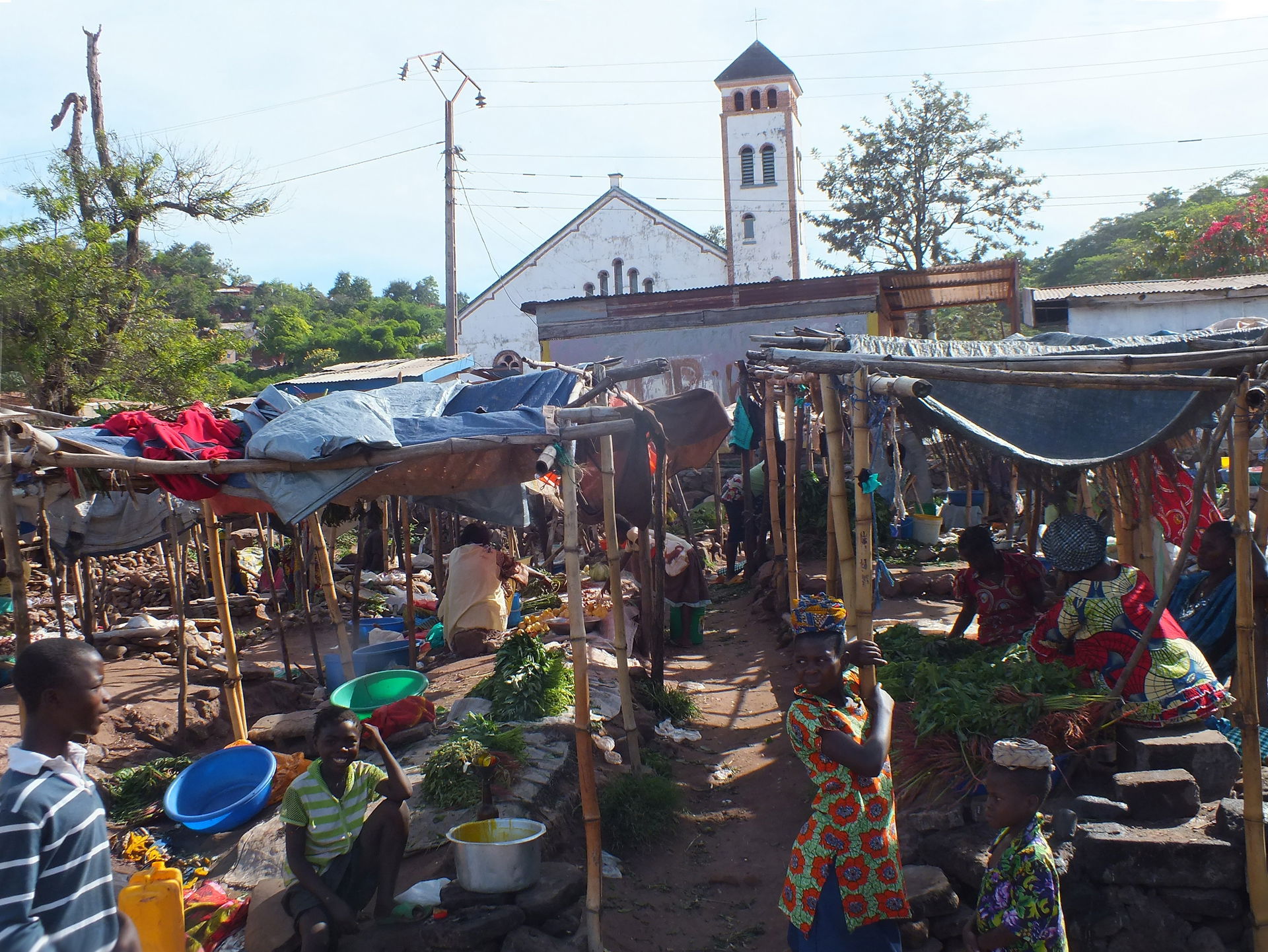 Le marché en face à l'église Maïndéleo qui signalise le centre-…