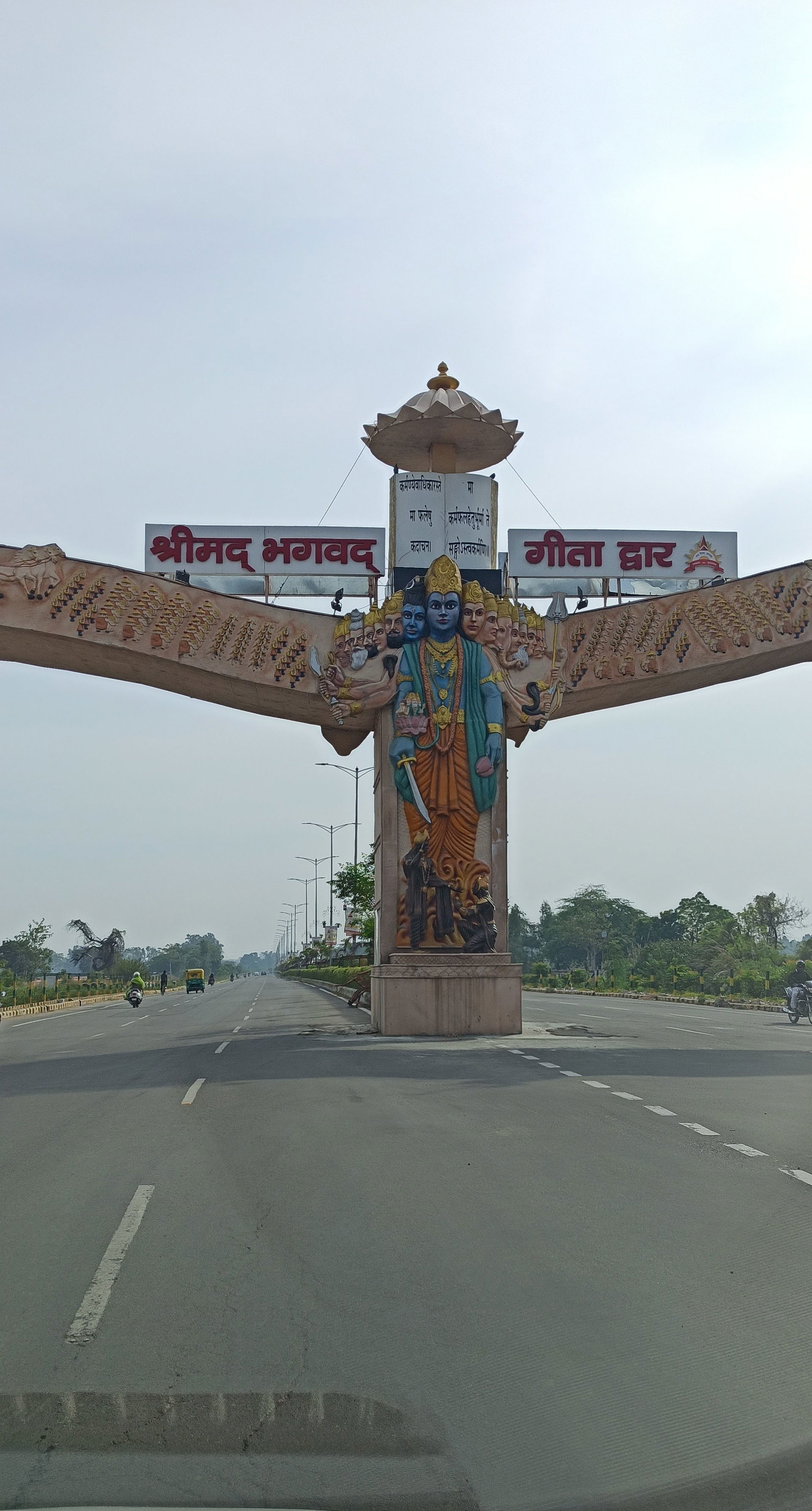 यह तस्वीर करनाल लिबर्टी चौंक स्तिथ भगवान कृष्ण के विराट सवरूप क…