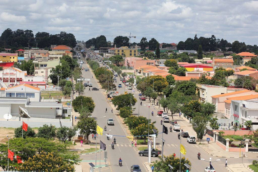 vista parcial da rua principal da cidade do Kuito