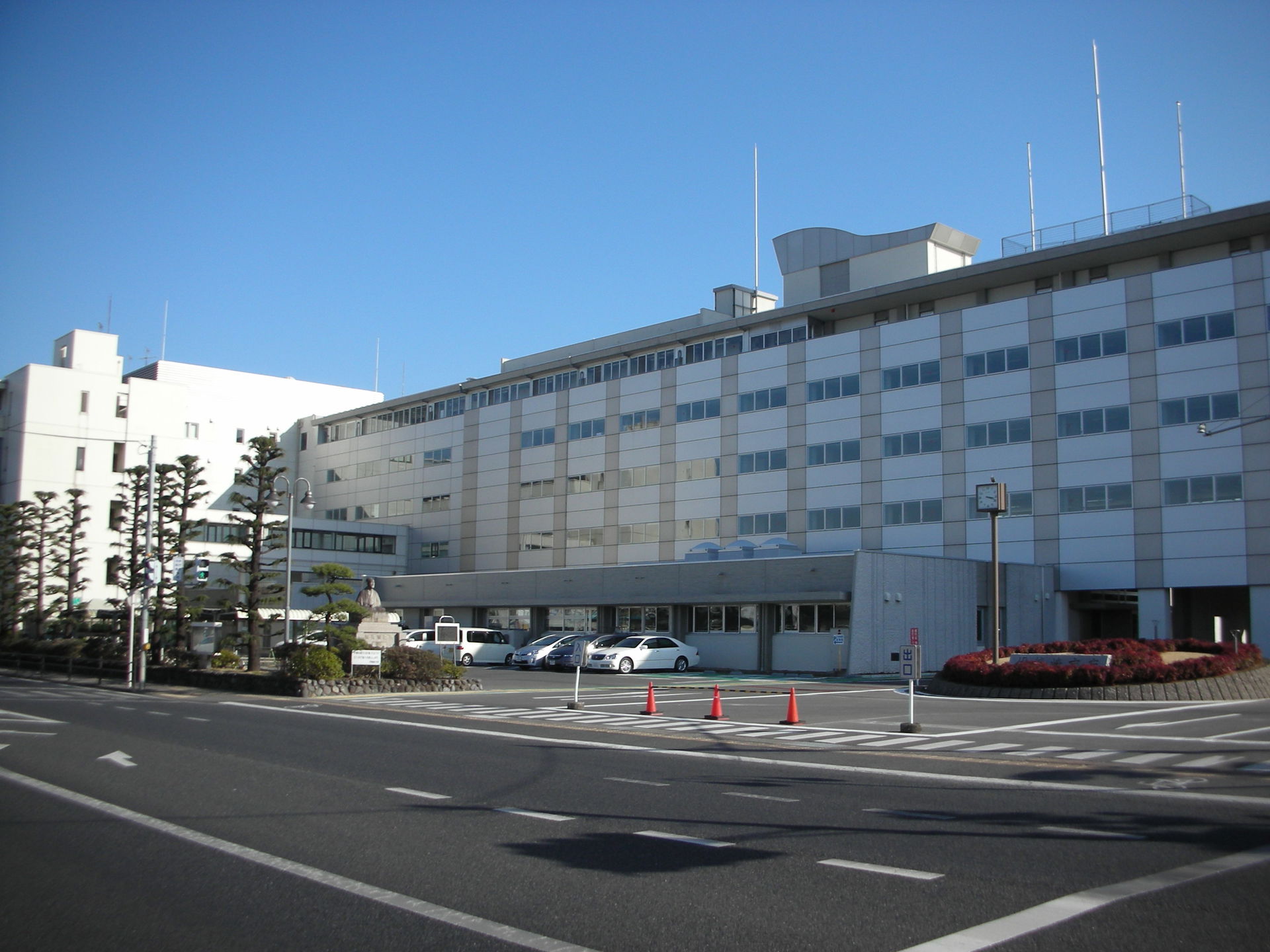 伊勢崎市役所の外観。