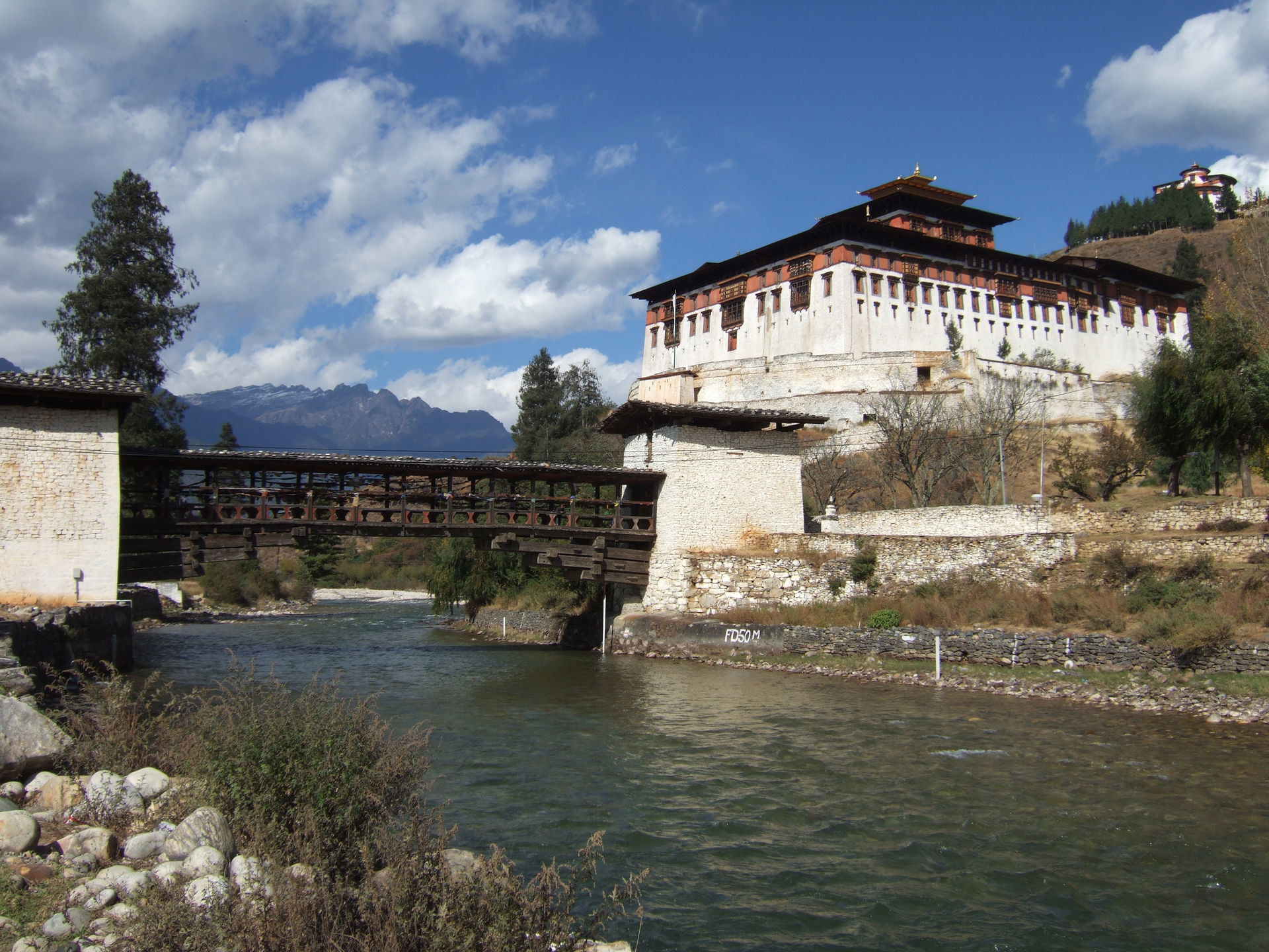 Rinpung Dzong(རིན་སྤུང་རྫོང) in Paro Bhutan with a cantilever b…