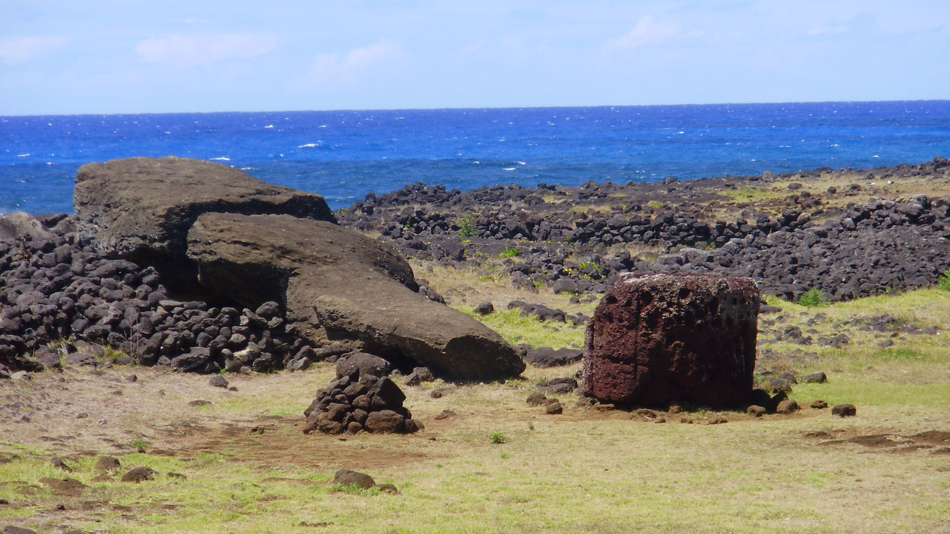 Moái Paro en Ahu Te Pito Kura, isla de Pascua, Chile.