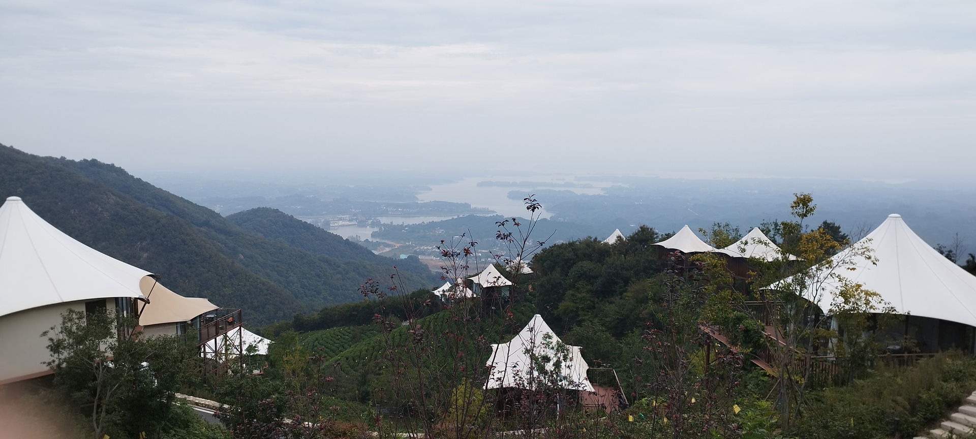 ​在山顶拍摄的南湾湖