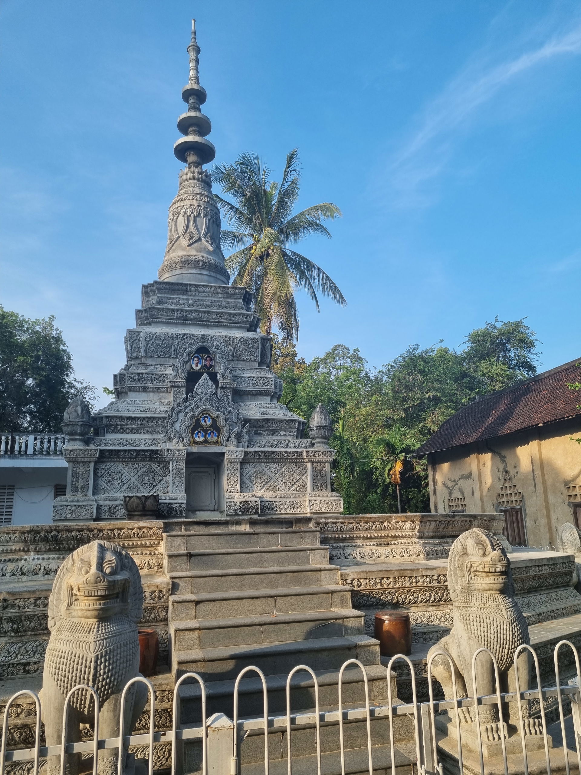 Stupa at at Wat Samraong Knong