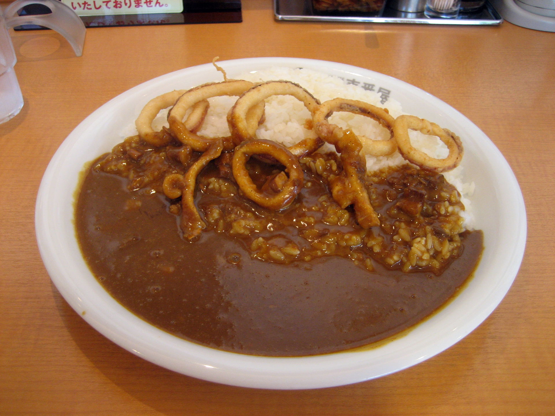 カレーハウス CoCo壱番屋のカレーライスの一つ。イカカレー。基本カロリーは887カロリー。これは、ポークカレーをベースにイカ…