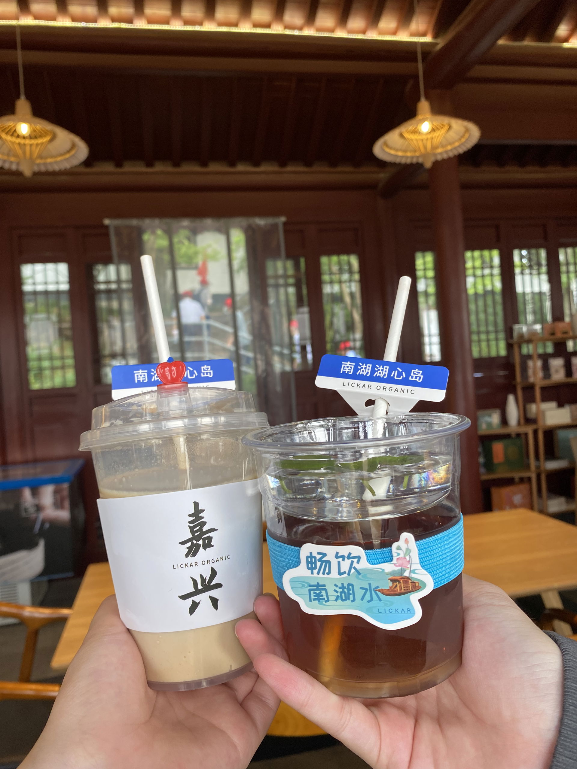 ​嘉兴湖心岛位于南湖，需要坐船前往，逛累了可以去上面的咖啡店休息，但是价格偏高