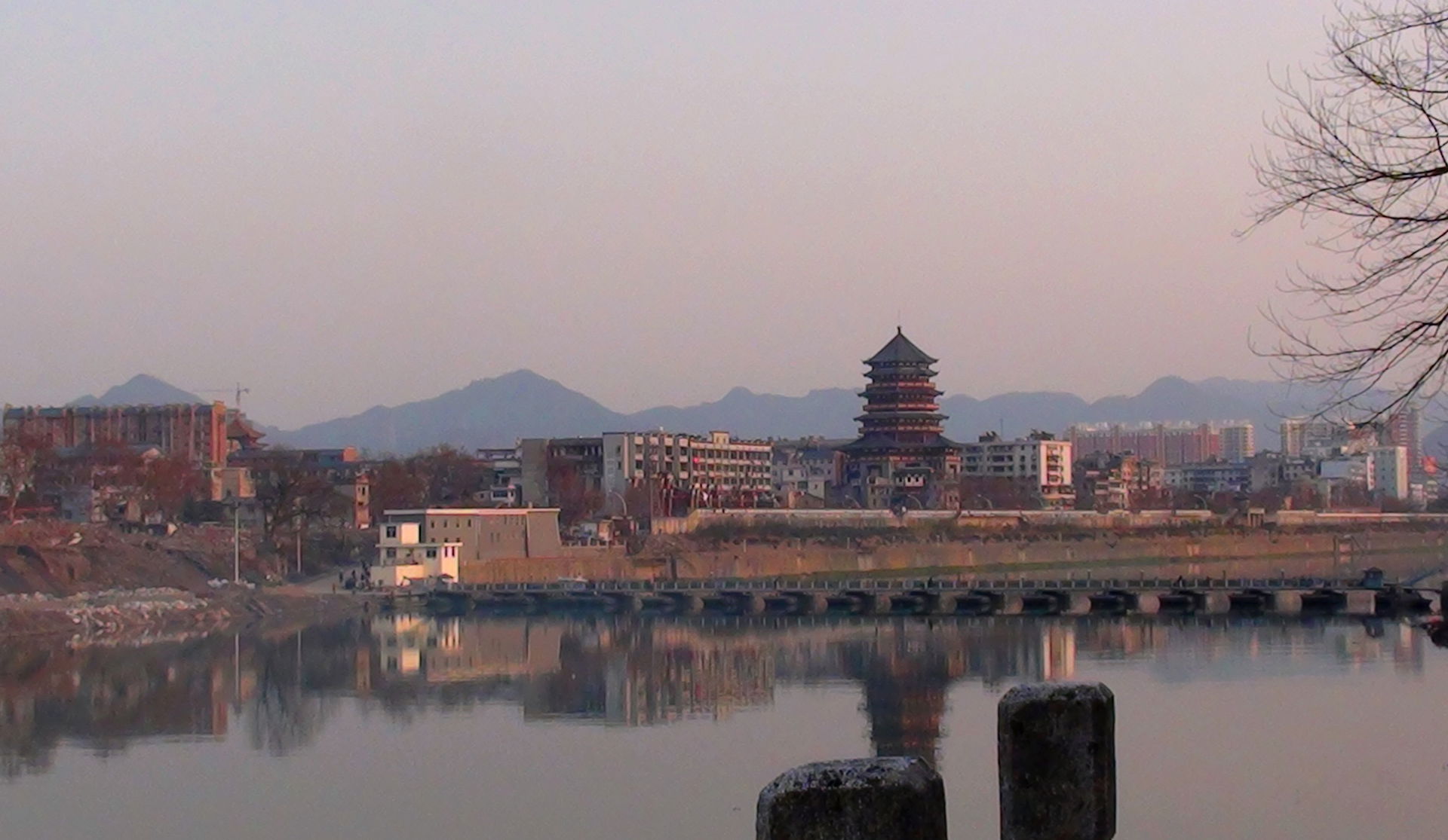 en:Zhushan District, Jingdezhen City, with the Chāng Jiāng (昌江,…