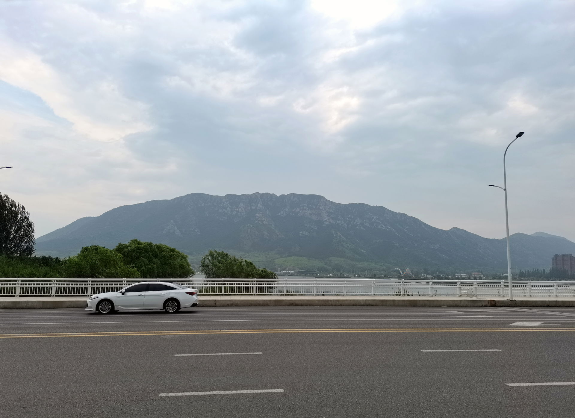 自燕都大桥俯瞰凤凰山