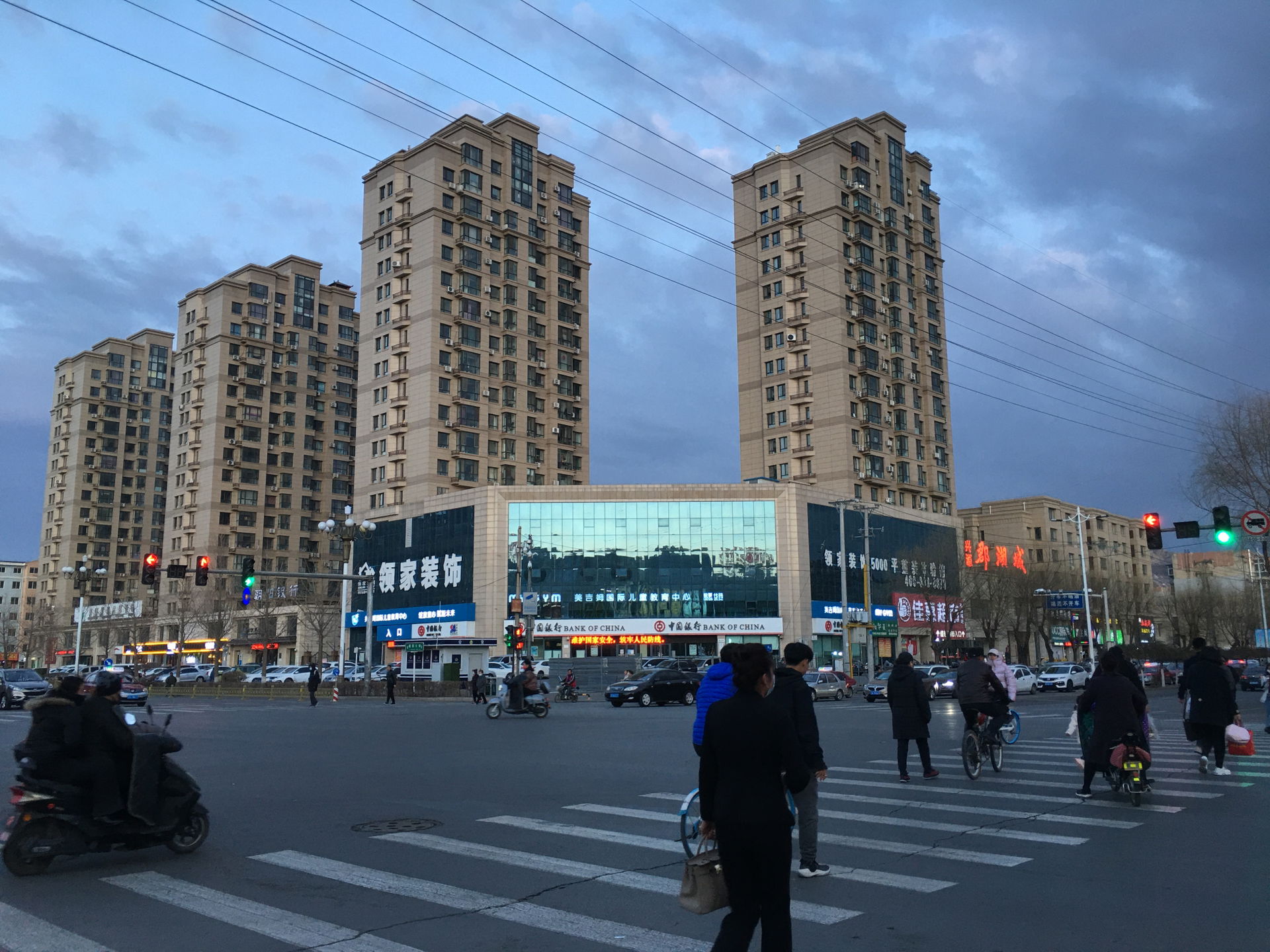 The night scene of the rising sun at Wanda plaza is full of tal…
