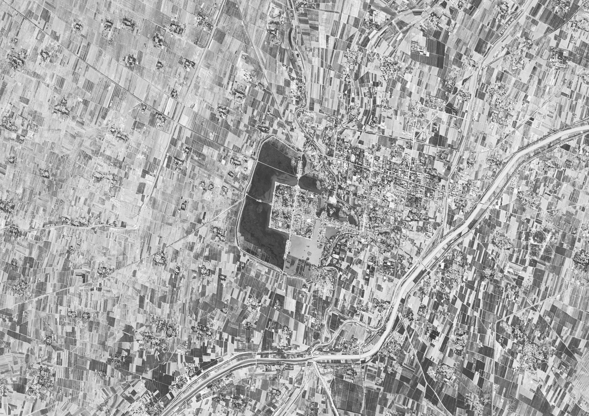 ​1971年9月原东昌府城（时为聊城县城）及周边地区卫星地图。