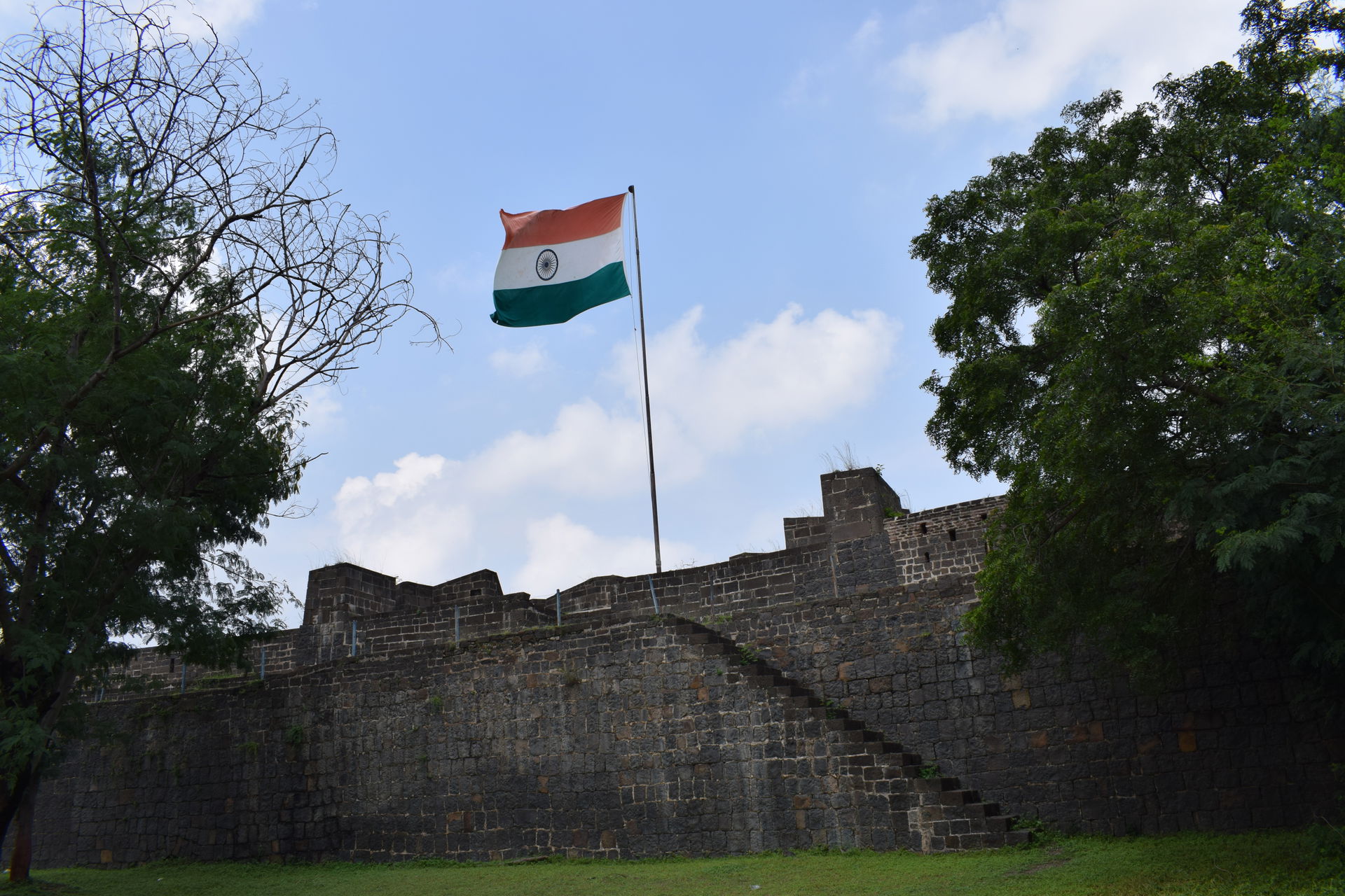 Ahmednagar fort with National Falf