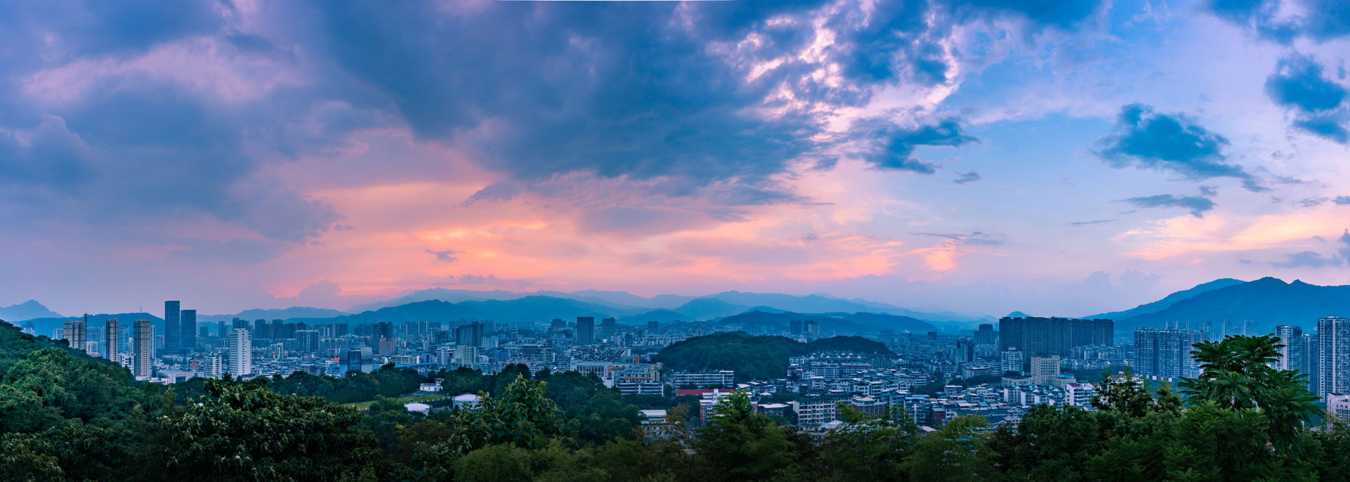 ​龙岩市城区全景（于莲花山观望）