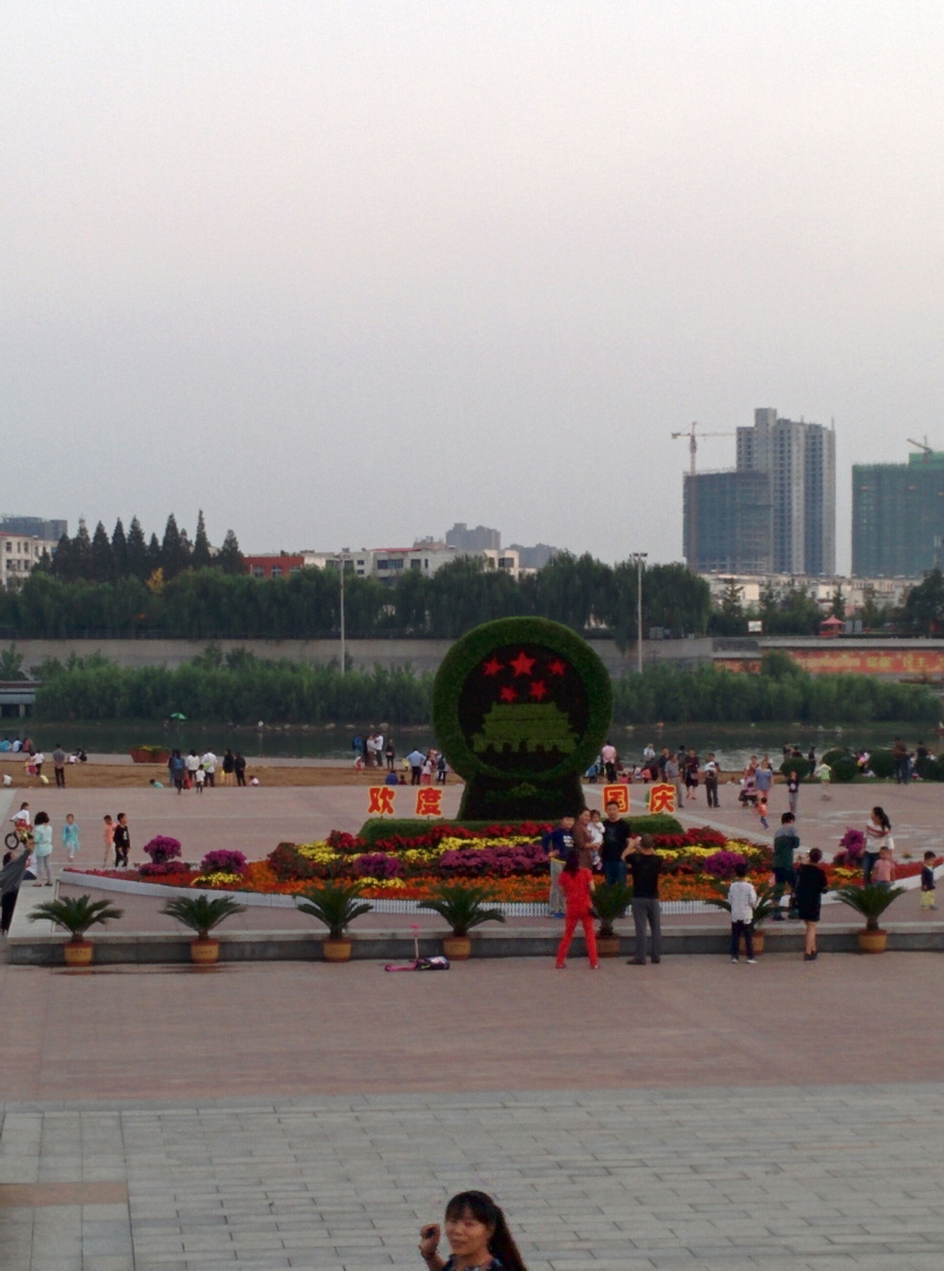 ​沙澧河风景区广场国庆节绿植花盆造型
