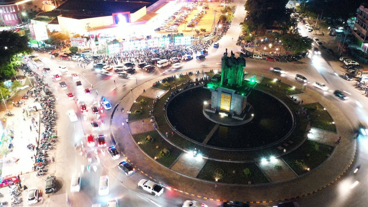 Tirosa Roundabout in Kupang at night