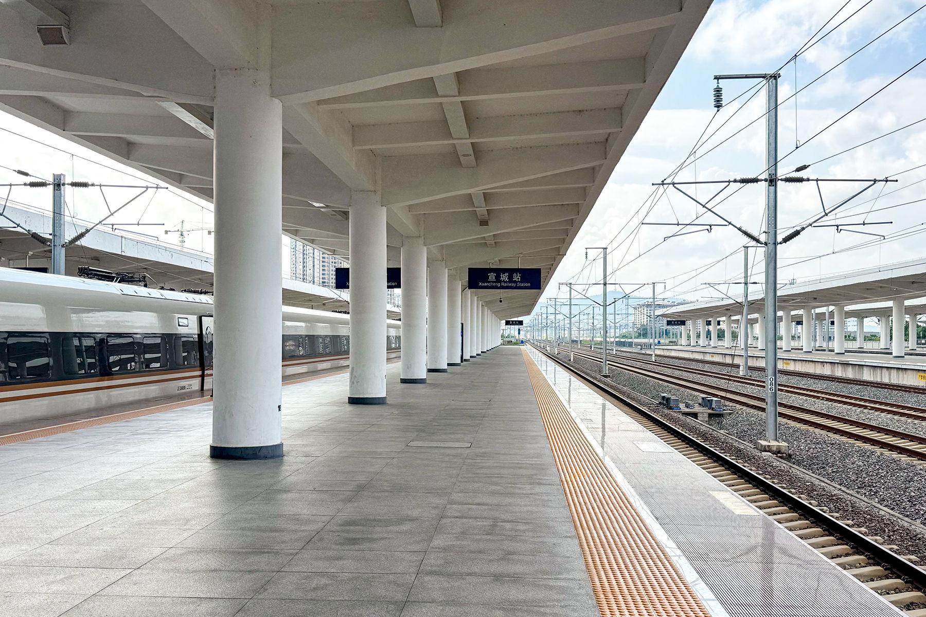 Platform 2-3 of Xuancheng Railway Station