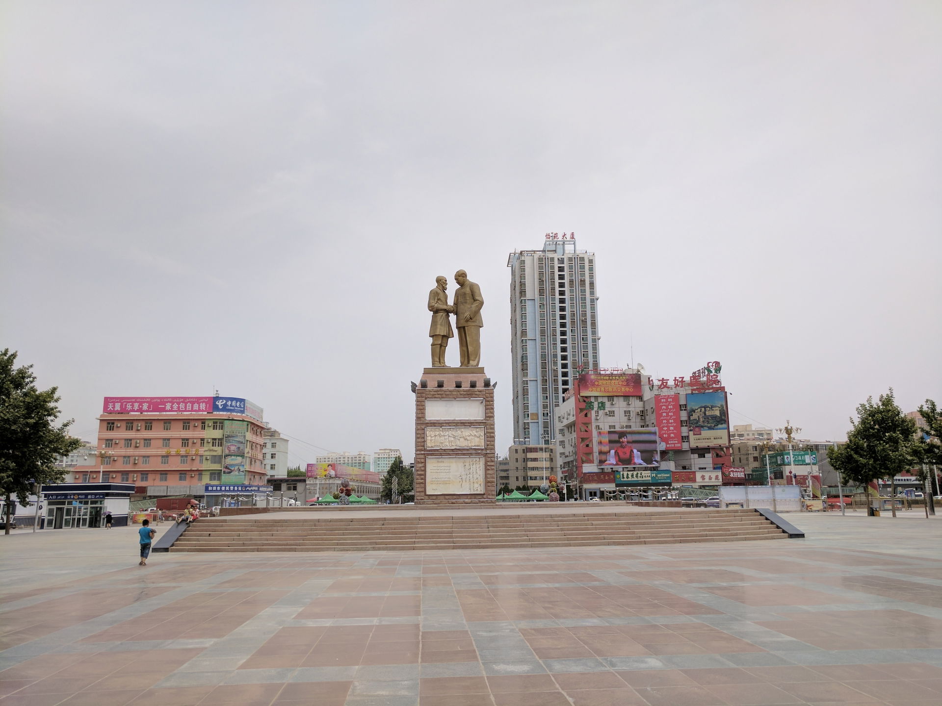 Hotan Tuanjie Square Day facing north, center is Statue of Mao …