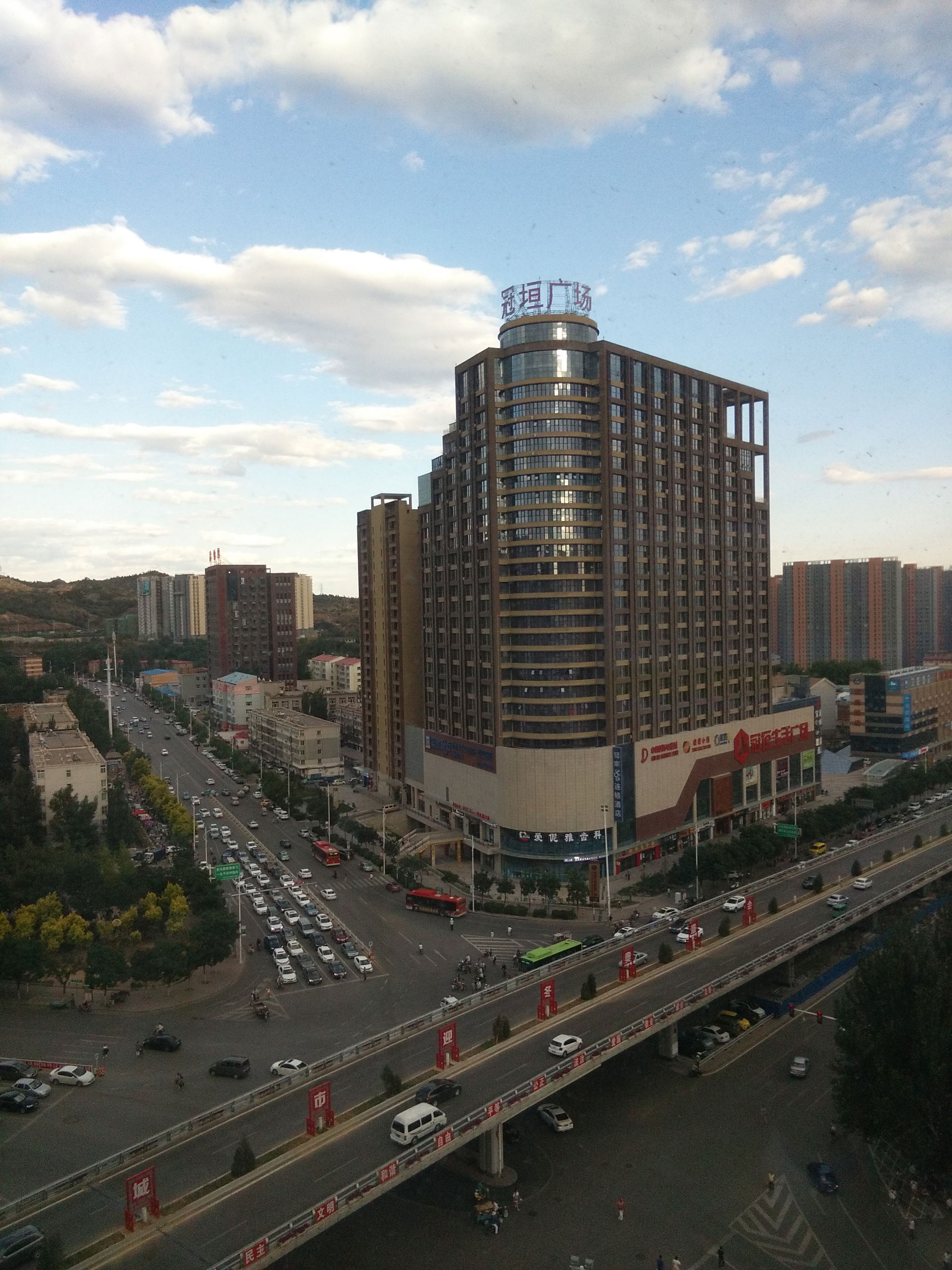​张家口市红旗楼，正中为冠垣广场