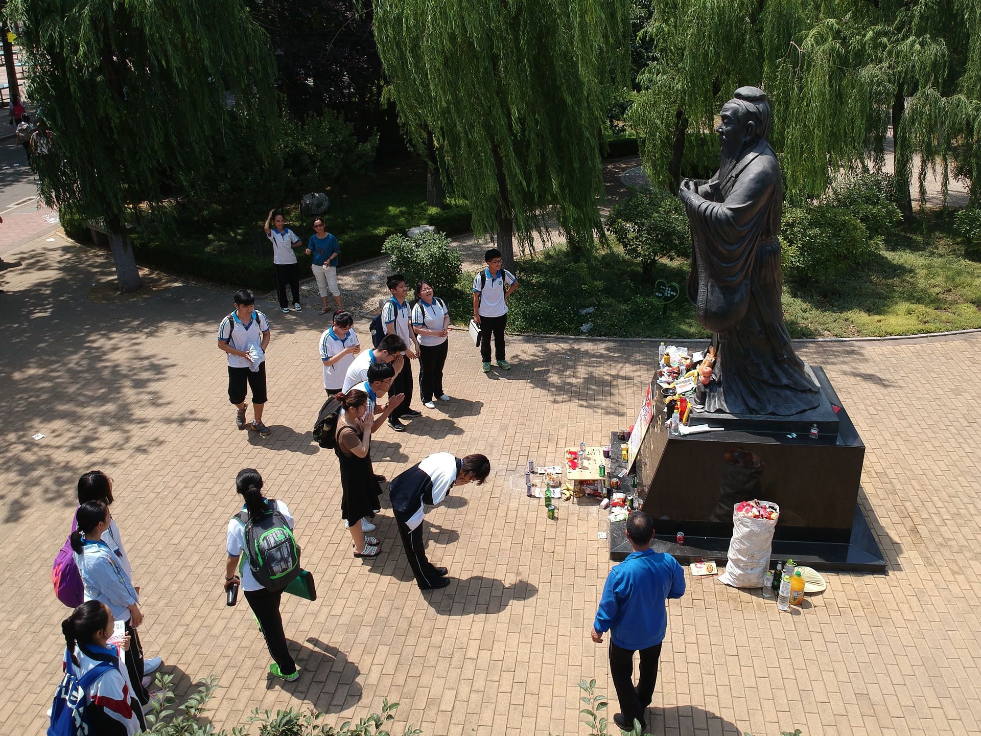 ​淄博实验中学2018年6月6日高考前夕，学生们参拜孔子像
