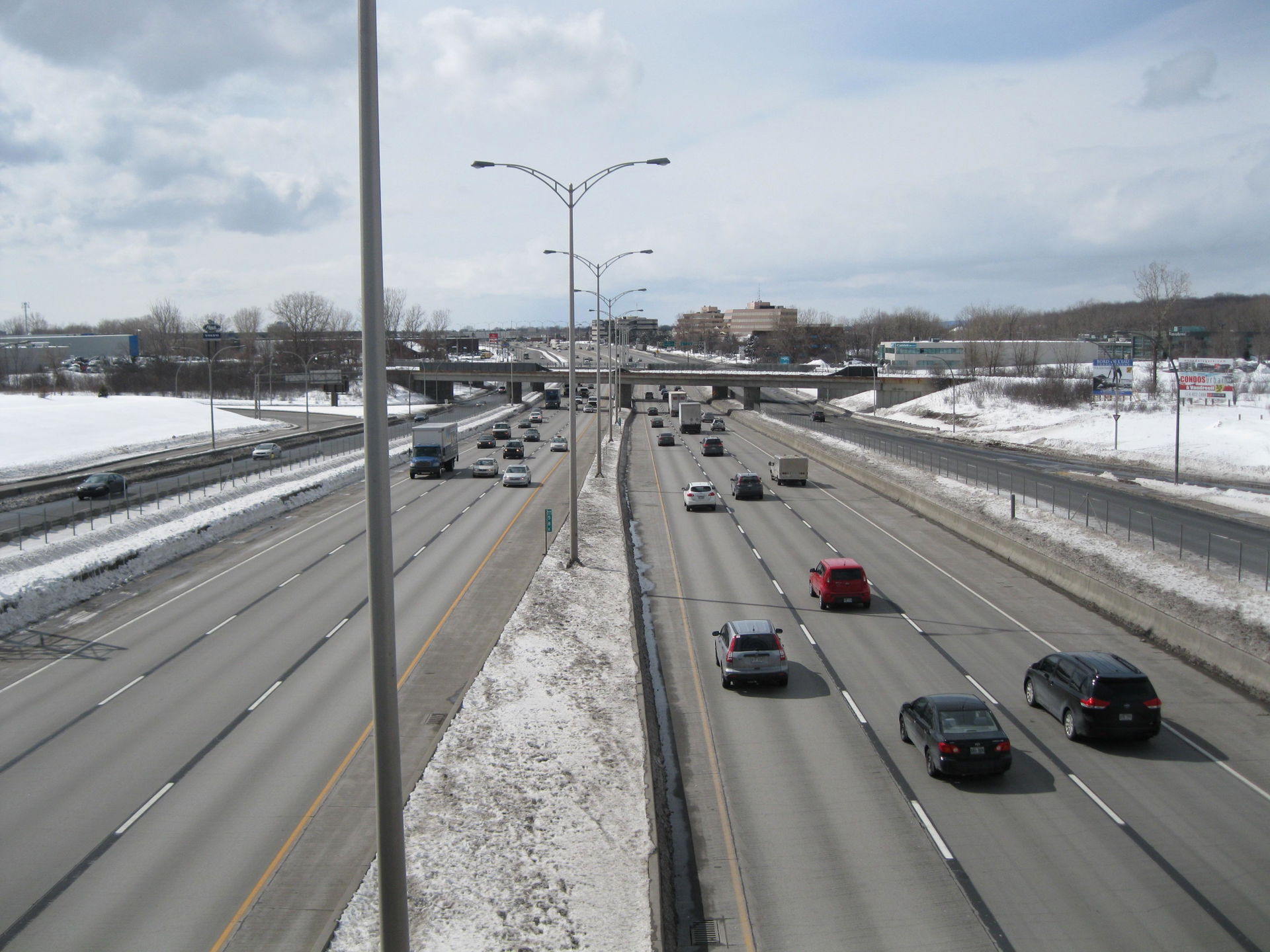 Route Transcanadienne vue du boulevard Henri-Bourassa Ouest, en…
