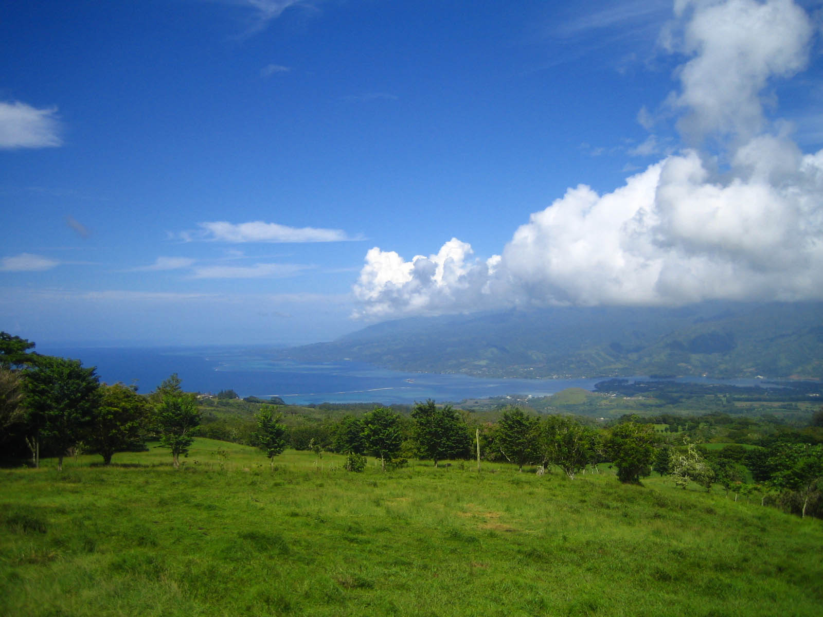 Blick von Tahiti Iti auf den Isthmus von Taravao und Tahiti Nui