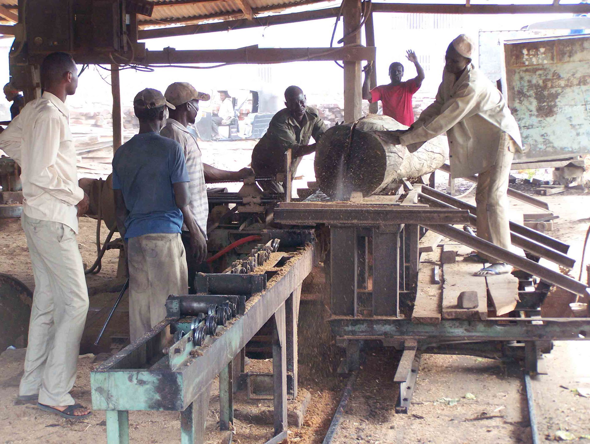 Production of railway sleepers using a circular saw in the saw …