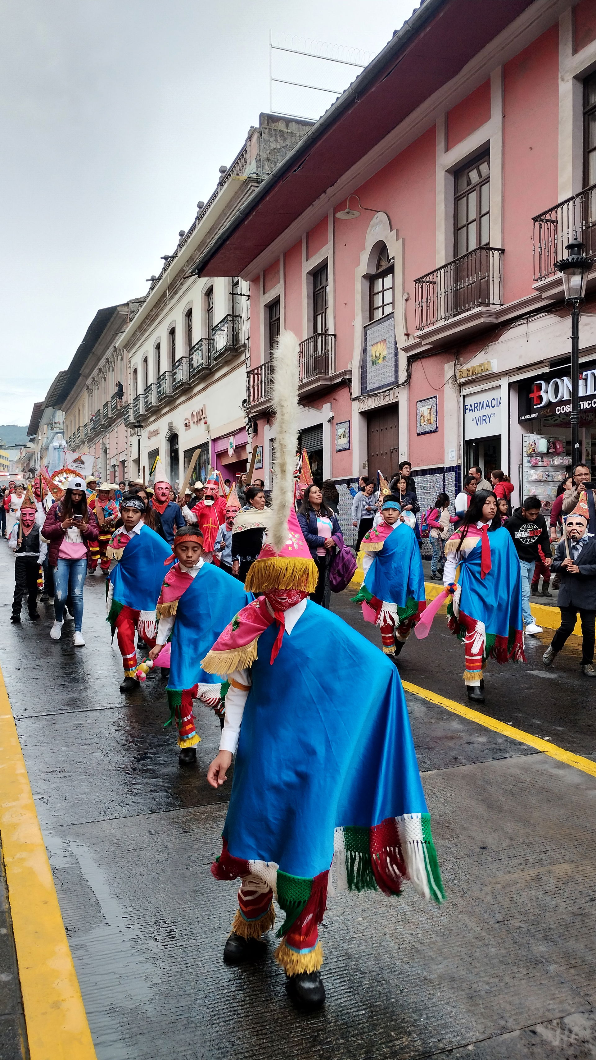 Danzantes en calle Hidalgo de la Ciudad  de Teziutlan Puebla