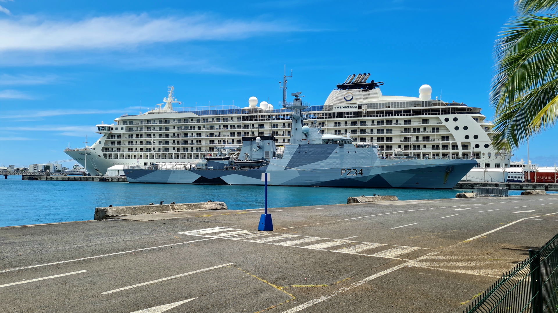 HMS Spey (P234) dans le port de Papeete (Polynésie française) l…