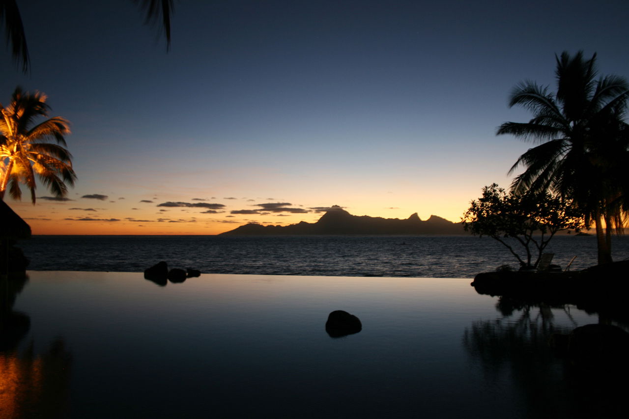 Coucher soleil sur Moorea depuis la piscine d'un hotel de Papee…