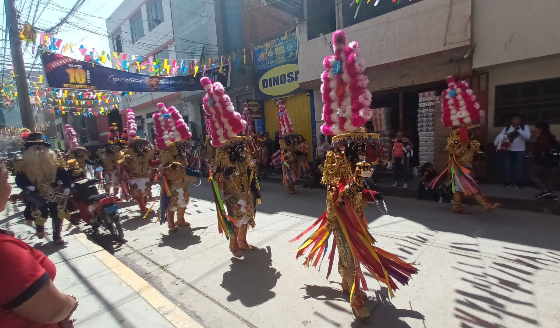 Cuadrilla Danzando en una calle de Huánuco.