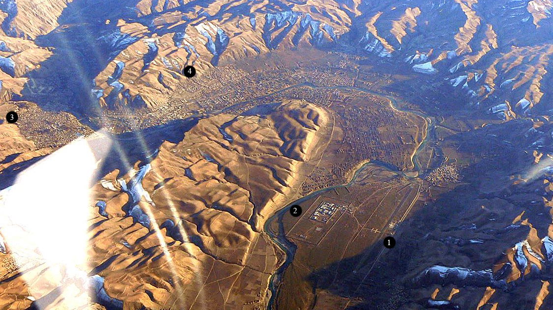 = Luftbild von Faizabad, Flugrichtung Süden
1. Feyzabad Interna…
