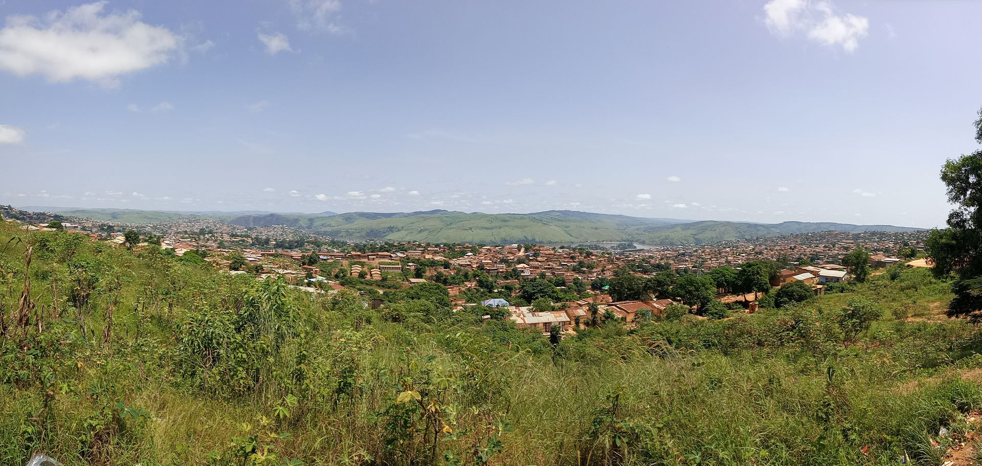 M A T A D I
à l'extrême droite : biwewe, Camp Banana, quartier …