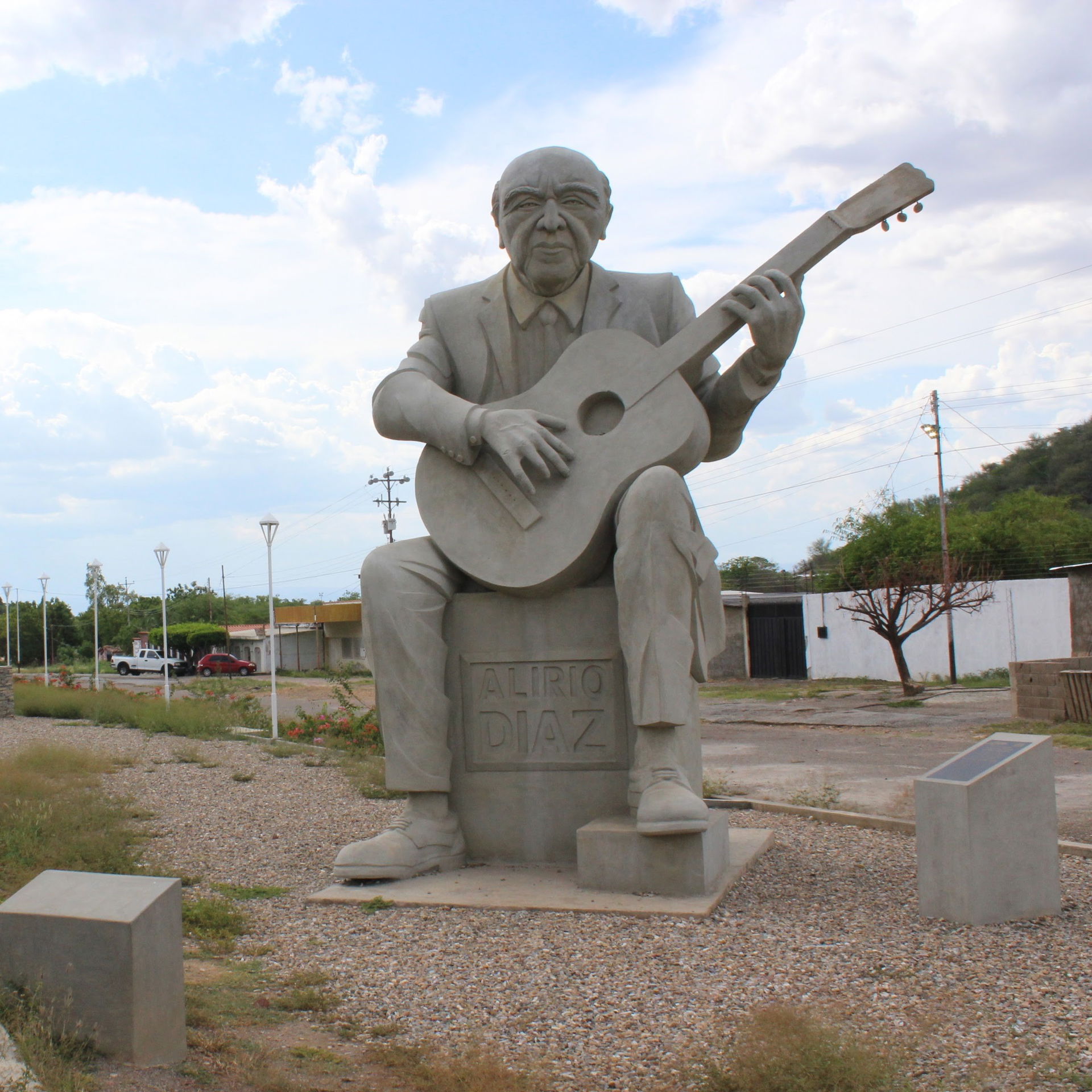 Estatua del guitarrista Alirio Díaz en la entrada de su natal C…