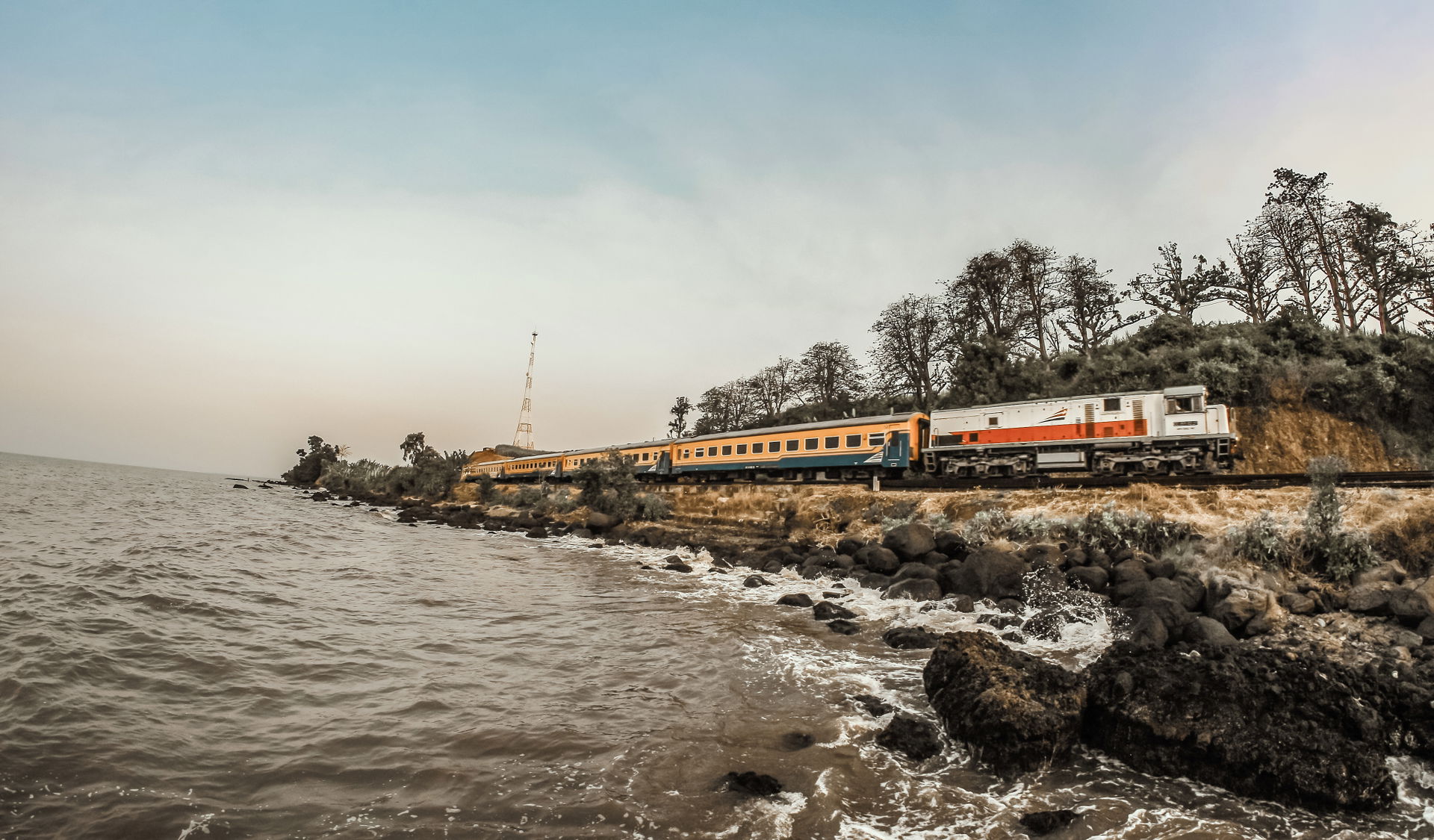 Stasiun Plabuan, stasiun ini lokasinya terbilang unik dan mungk…