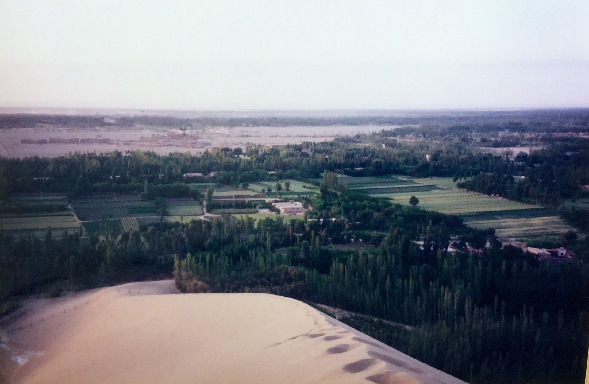 敦煌鳴沙山. Mingsha-shan ("Ming" sandhill), Dunhuang, Gansu.