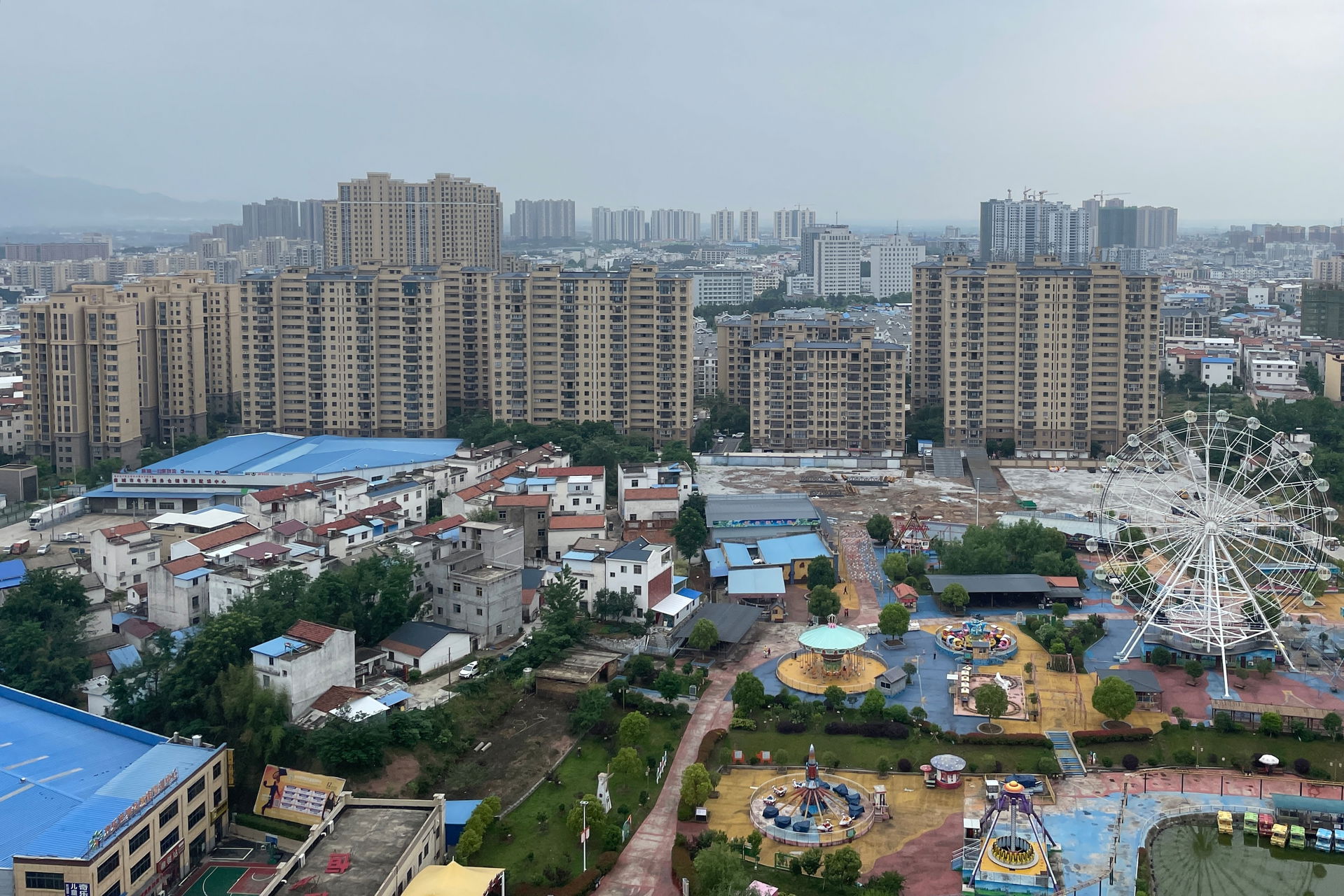 ​向北拍摄，近处为麻城欢乐世界