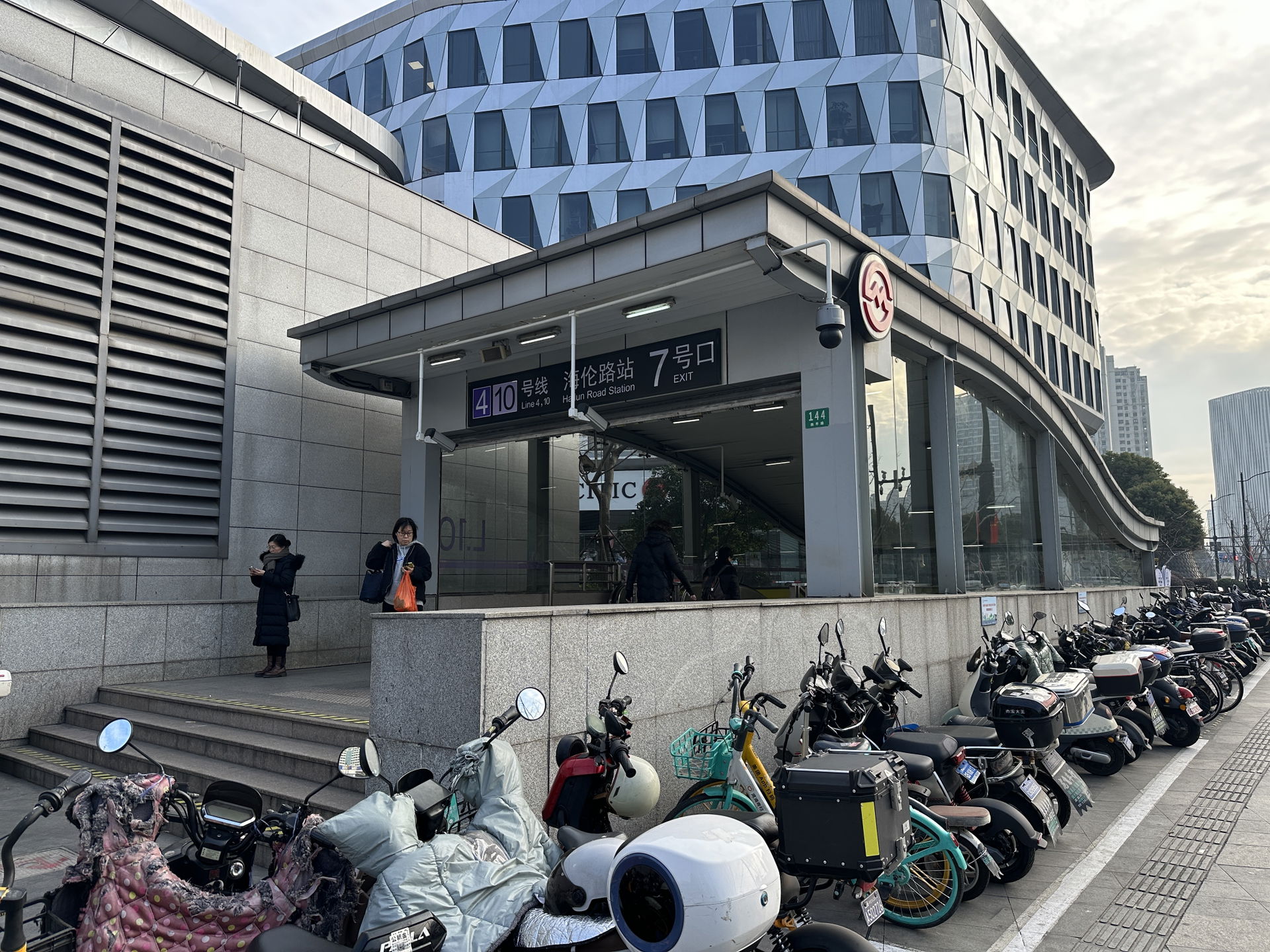 ​上海地铁海伦路站7号出入口