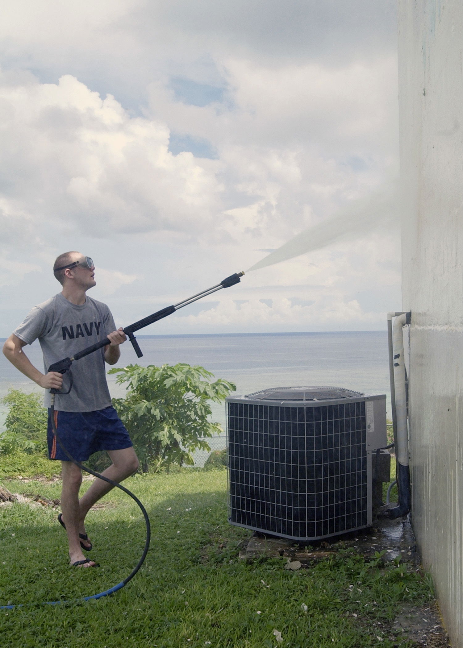Maite, Guam (Aug 16, 2003) -- Steelworker 3rd Class Aaron Killi…