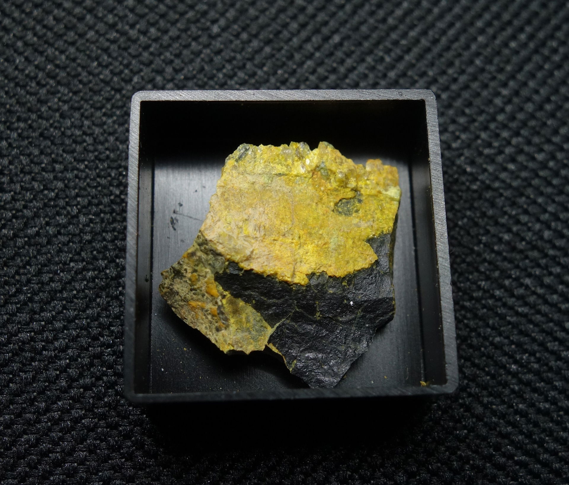 Ejemplar de uraninita y gummita de la mina Shinkolobwe. 2,2 cm.