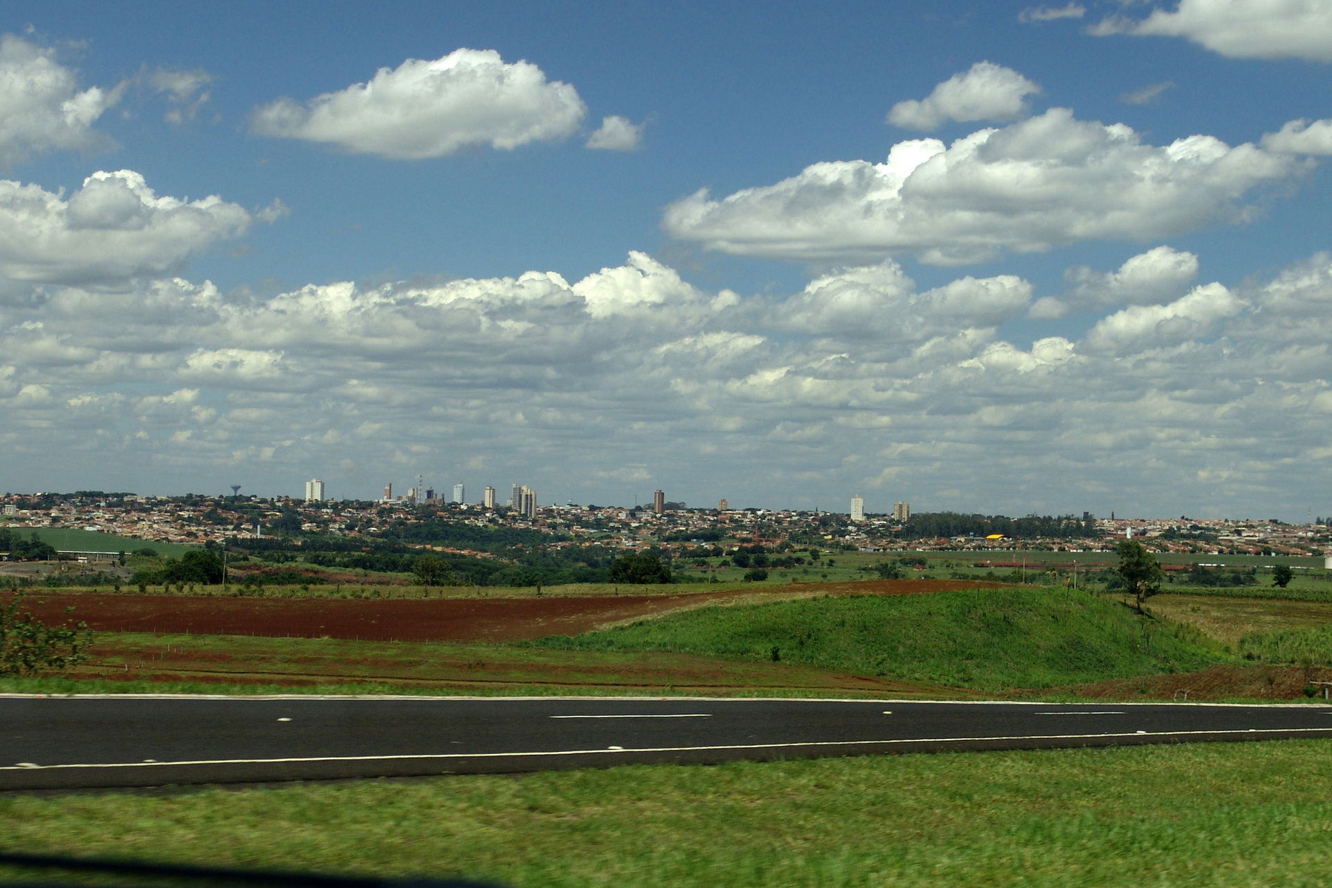 Vista do município de w:ptOurinhos, São Paulo, Brasil