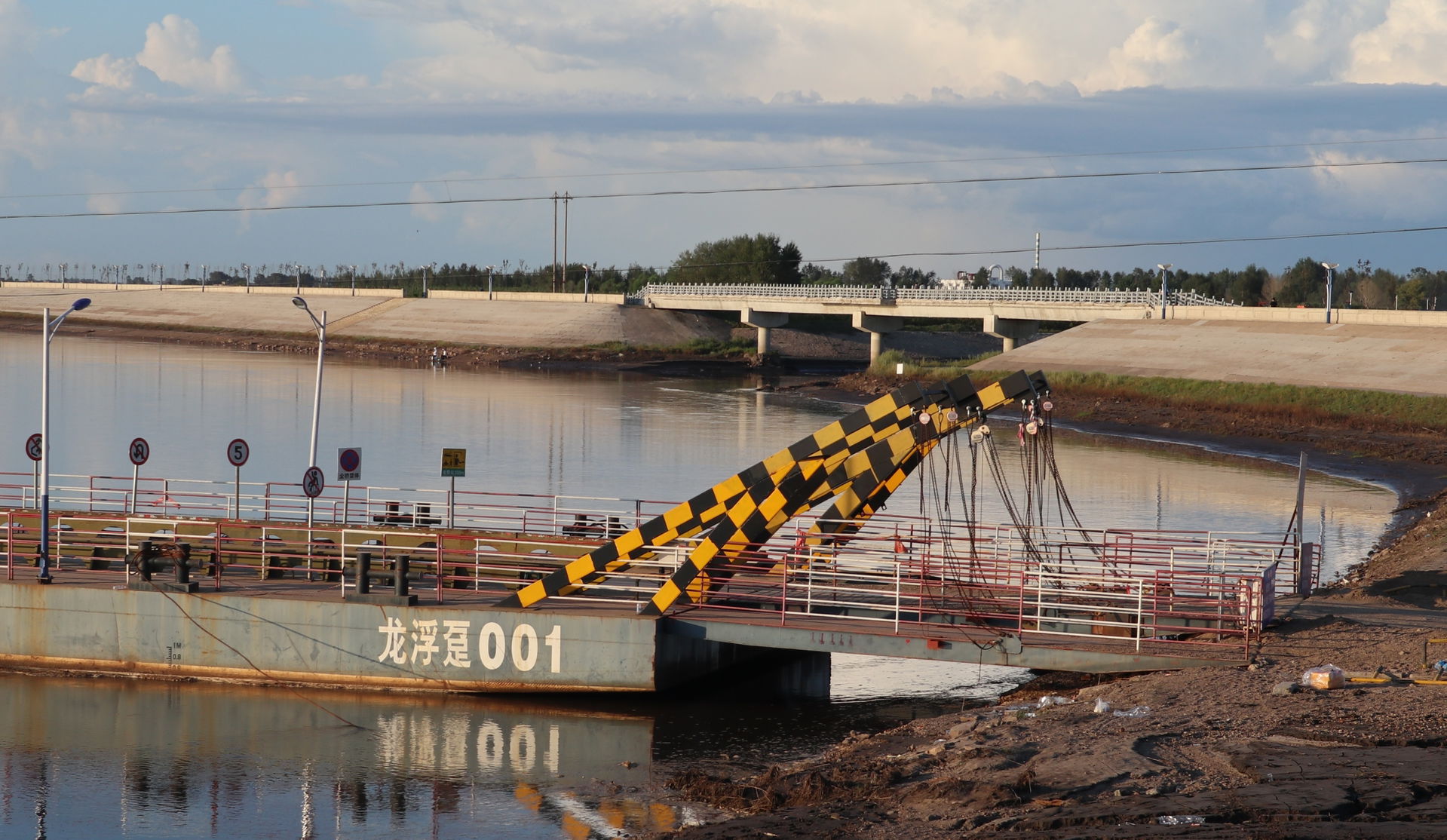 Nearby is the pontoon bridge connecting Nenjiang City, Heilongj…