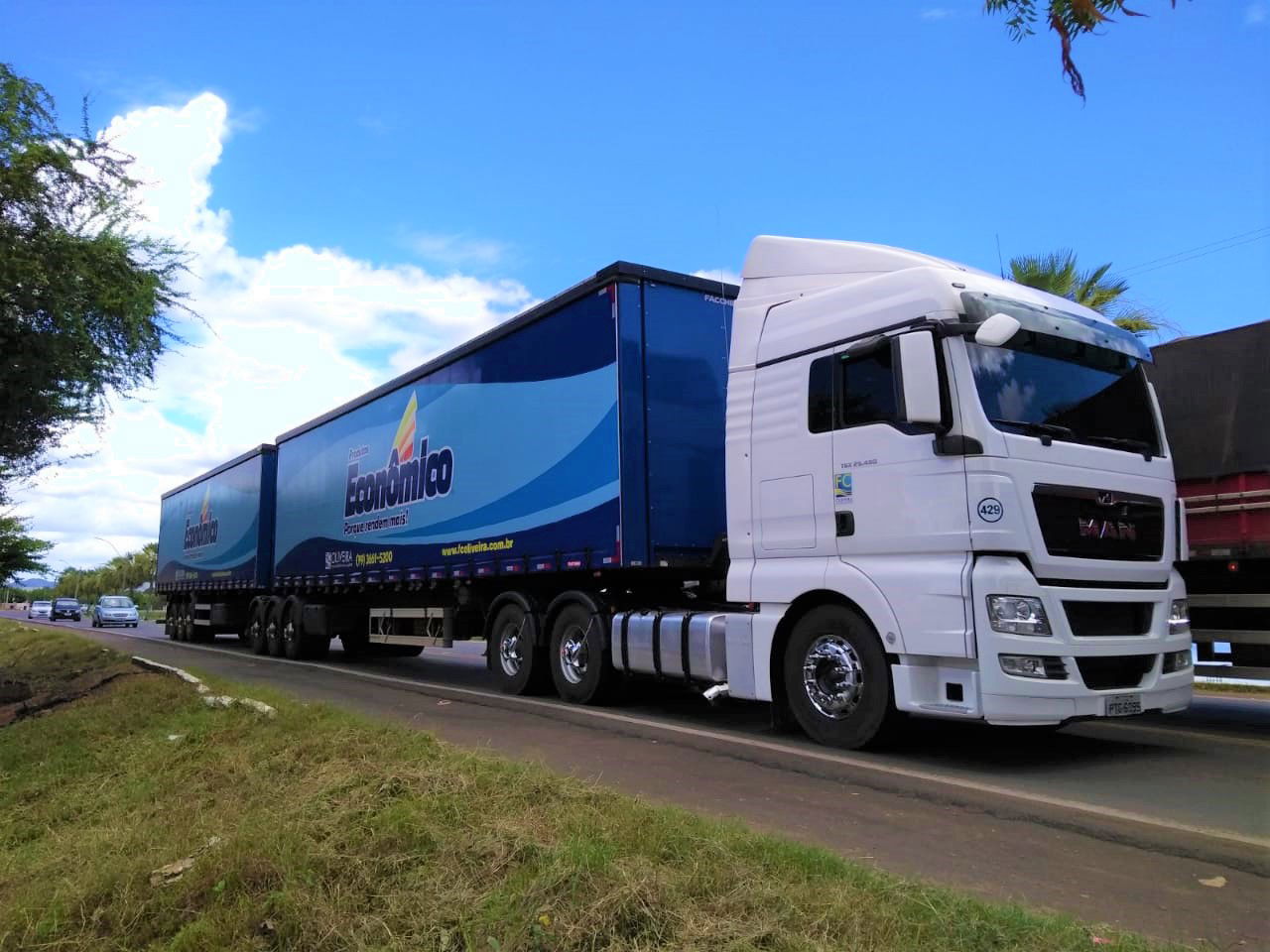 Carreta MAM de uma industria de produtos de higiene e limpeza d…