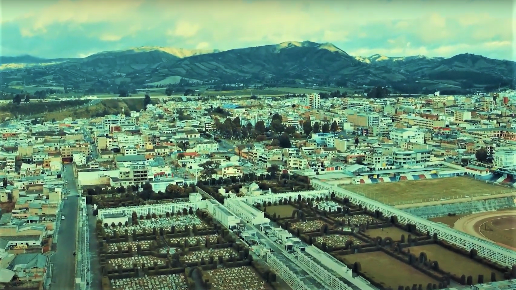 Vista aéra de Tulcán y su cementerio municipal