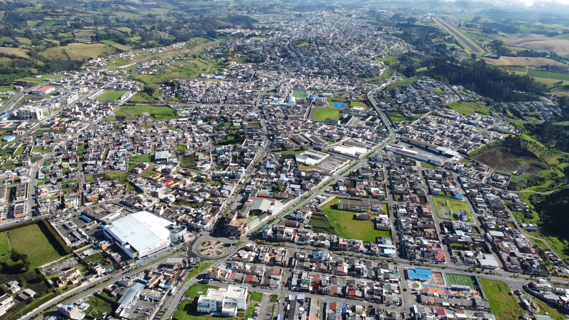 Vista aérea del sur de Tulcán y la pista del aeropuerto