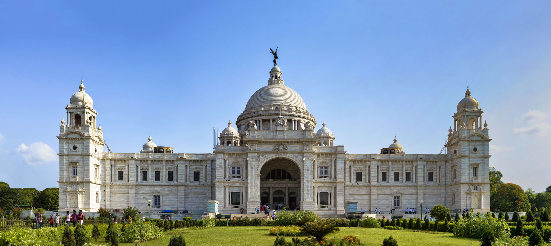 The Victoria Memorial is a large marble building in Kolkata (fo…