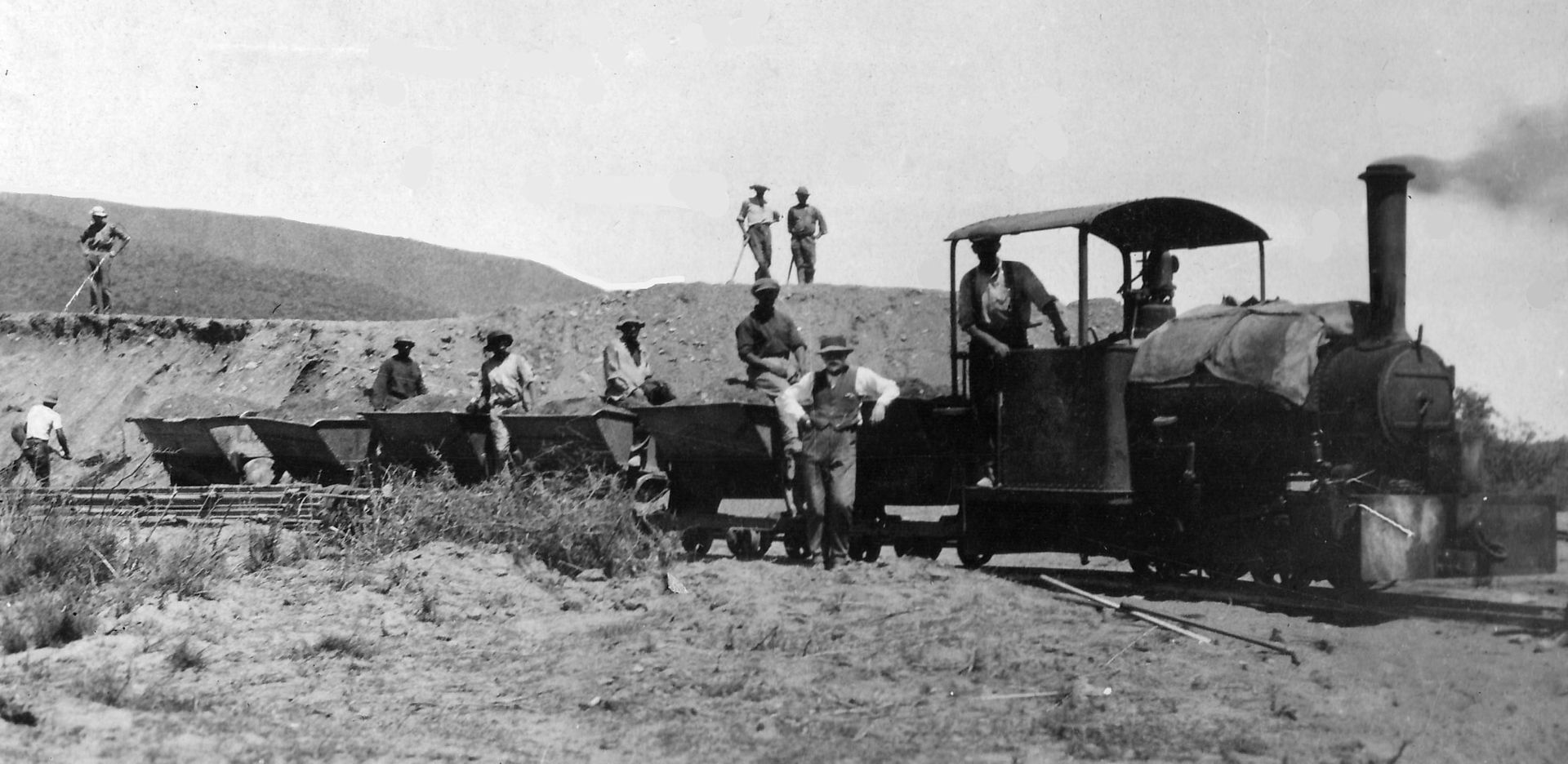 Bagnall steam locomotive transporting sand during the construct…