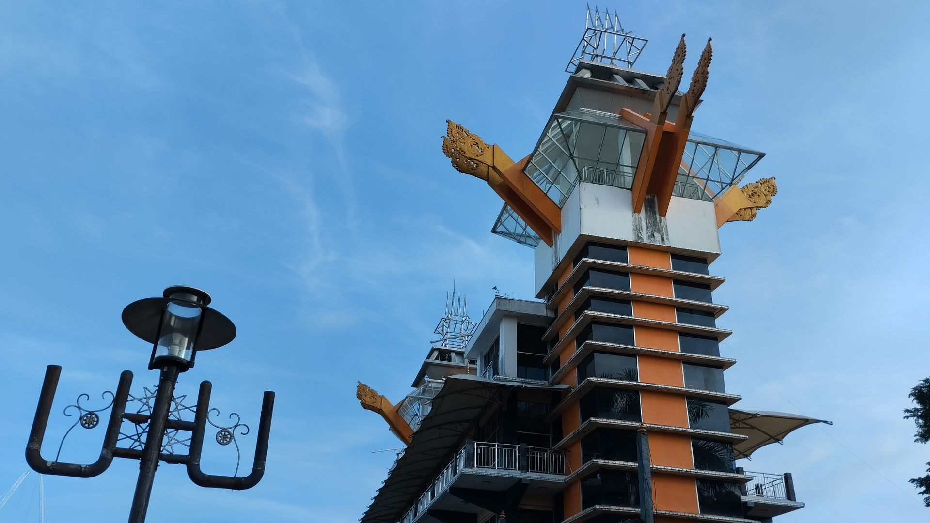 Menara Pandang Banjarmasin di tepi Sungai Martapura