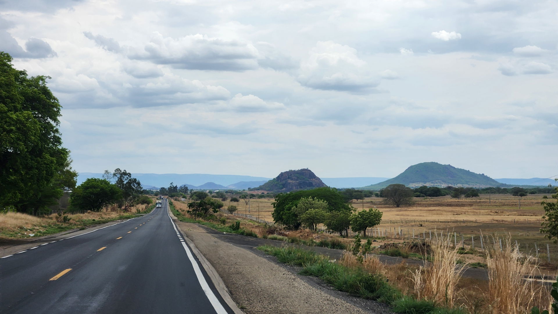BR-030/122 chegando a Guanambi Bahia, trecho da Fazenda Verde V…
