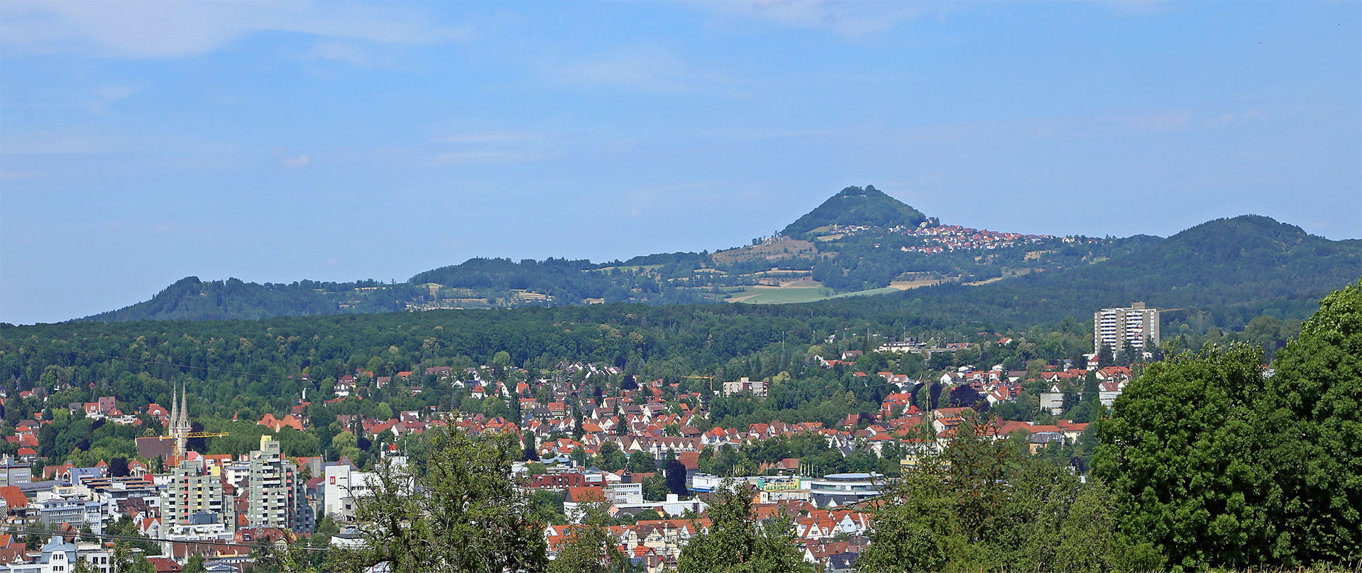 Panorama: Göppingen mit dem Hausberg Hohenstaufen.