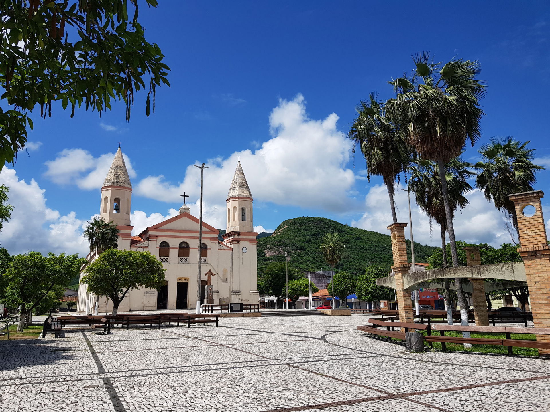 Praça Perilo Teixeira (Praça da Matriz) com Catedral de Nossa S…